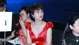 46歲秦海璐出席活動，越老越好看，造型惹爭議：衣服會不會太土了