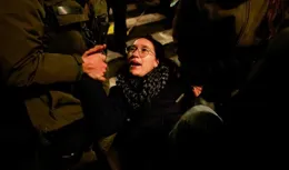 巴黎盧浮宮前的「女性抗議」：是女權的吶喊還是行為的越界？