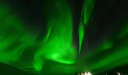 為啥北極的極光是綠色，而中國看到的大多是紅色？