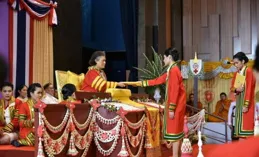 如果去泰國旅遊，遇見泰王，究竟是跪還是不跪?