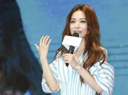 唐嫣白色背心，回眸甜笑，淑女範十足！