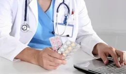 在手術前，為了減少風險，可以用吲哚布芬代替阿司匹林嗎？