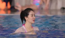 左小青泳裝驚艷亮相，47歲依然少女感滿滿，真正的「凍齡女神」！