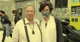 洪金寶攜妻子聚餐！頭發花白戴圍兜，拒絕唱歌後慘遭林敏驄調侃