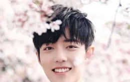 這一夜，被一身黑裝的楊洋驚艷了，不染發不穿奇裝異服，俊而不娘