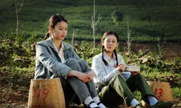 83年我去縣城遇到村花被無賴調戲，挺身而出後她問：敢娶我嗎？