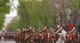 中國儀仗隊，為何不像其它國家一樣，設定傳統鎧甲和騎兵儀仗隊？