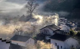 古詩詞裏的裊裊炊煙，炊煙卓午散輕絲，十萬人家飯熟時