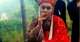 爆笑神評！小姐姐這哈哈鏡哪裏買的！網友評論：白瞎了這身衣服！