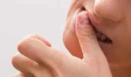 幼稚園孩子咬指甲，都去醫院了，網友：家長真的要重視啊