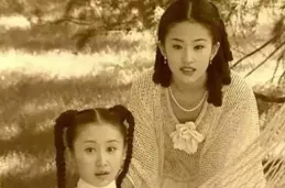 37歲劉亦菲與小姨東湖同遊，顏值爆表，家族美貌基因強大