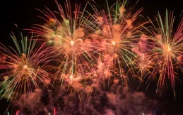 煙花唯美的句子：煙花綻放的瞬間，仿佛星星落入凡間