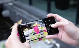 手機拍照被吹了那麽多年，現在有誰敢丟掉相機，拿手機拍正式的廣告圖給我看？