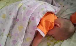 為什麽孩子總愛蹬被子和滿床滾？看完科學解釋，終於釋然了