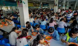 良心呢？1400元的夥食費，吃著過期的食物發黴的水果和菜裏的蟲！