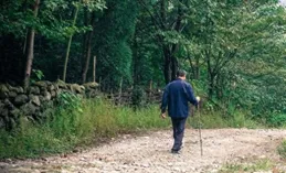 母親去世後，我每個月都給繼父1000元，我生病，繼父繼兄趕了過來