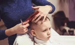 大爺街邊理發頭皮冒血，網友全都眉頭緊鎖。