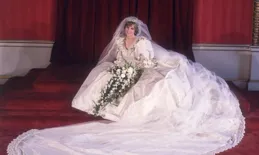 戴安娜婆媳三人婚紗各有特色：一個奢華一個傳統一個高調，都很美