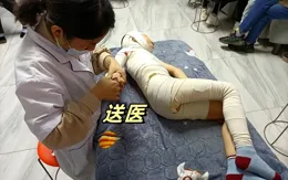 二胎寶媽下樓買東西，5歲姐姐幫3歲弟弟洗澡，沒想到意外發生了