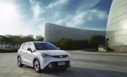 新能源汽車電池安全戰：小鵬辟謠軟包電池，硬殼電池成主流？