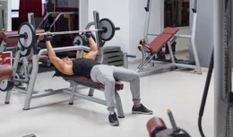 平板臥推90kg才算牛？別比了！這張表教你重新定義合格與優秀！