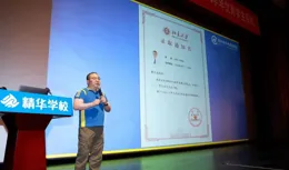 感人又勵誌！52歲考取北大的「校長博士」事跡成多地作文素材