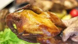 麥琳要把大家吃熏雞吃剩下的骨頭熬湯，可行嗎？其營養價值和口感與鮮雞骨燉出來的一樣嗎？