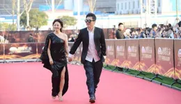 早春流行的「小開衫」這樣穿，大方、得體又很有氣質，美得很高級