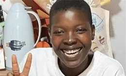 非洲媳婦Rose家人回國，機場送別嚎啕大哭，媽媽手上名牌包太搶鏡