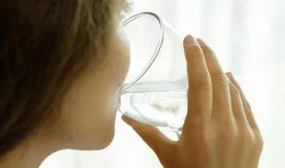 水越喝越危害健康？醫生提醒：這幾個時間最好少喝水！