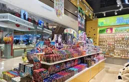 最近不少學生沈迷買它，家長態度兩邊倒