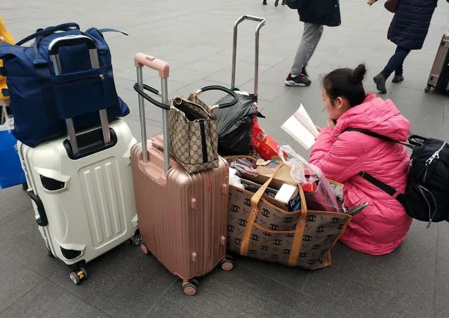 多大的行李箱不需要托运?2024年12月行李箱托运最新规定出来了! - 旅游 - 华文头条