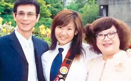 淚崩！鄭欣宜雨中祭奠母親，雙手抹淚險失控，獨自站墓前不願離去