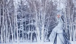 57歲李若彤狀態真好，在零下30度雪地裏拍照，不愧是最美小龍女！