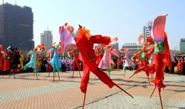福建遊神和北方地區農村的踩高蹺，扭秧歌，騎竹馬