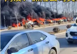 火海中的恐怖景象！數輛車燃燒成空殼，目擊者揭秘起火原因