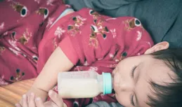 雙胞胎一個喝母乳，一個喝奶粉，不用一年，差距不是一星半點