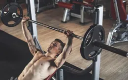 臥推——練胸的黃金動作，怎麽做一個標準臥推？
