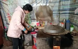 大娘下葬的那個下午，大伯在老宅院子裏沒露面，第二天又去了村外