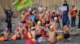 冬泳迎新年 鳳凰「泳」士橫渡沱江