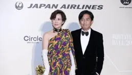 劉嘉玲新年照引發熱議，穿嫩粉色服裝被嘲「土氣」，59歲了還裝嫩