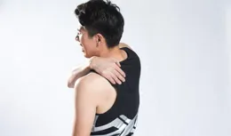 別讓「高低肩」毀了你的氣質！教你3招改善，重獲優雅體態