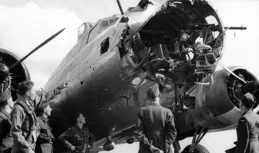 在空中，被自己人的炸彈擊中的轟炸機