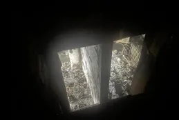 南京火災樓棟內景：天井連通1樓架空層，可見大量電動車殘骸，空調外機扇葉消失