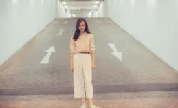 劉詩詩出發坎城，奶白色襯衫搭白色闊腿褲，簡約舒適又顯氣質！