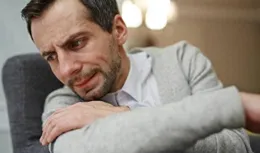 31歲的兒子對外人熱情，對父母卻冷淡：如何打破溝通障礙？