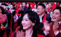 春晚這一夜，坐在胡歌旁邊的唐嫣，讓女星們見識到她的強大！