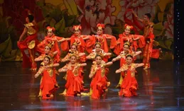 春節舞龍中的親情瞬間：艾克森帶兒子共度溫馨佳節