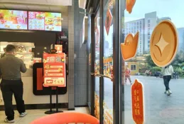 跑步都跑到餐桌上去了