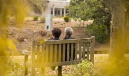 媽媽失智後，最痛苦的是爸爸！這個女兒帶著400個艾爾茲海默病家庭，一起用愛抵擋遺忘